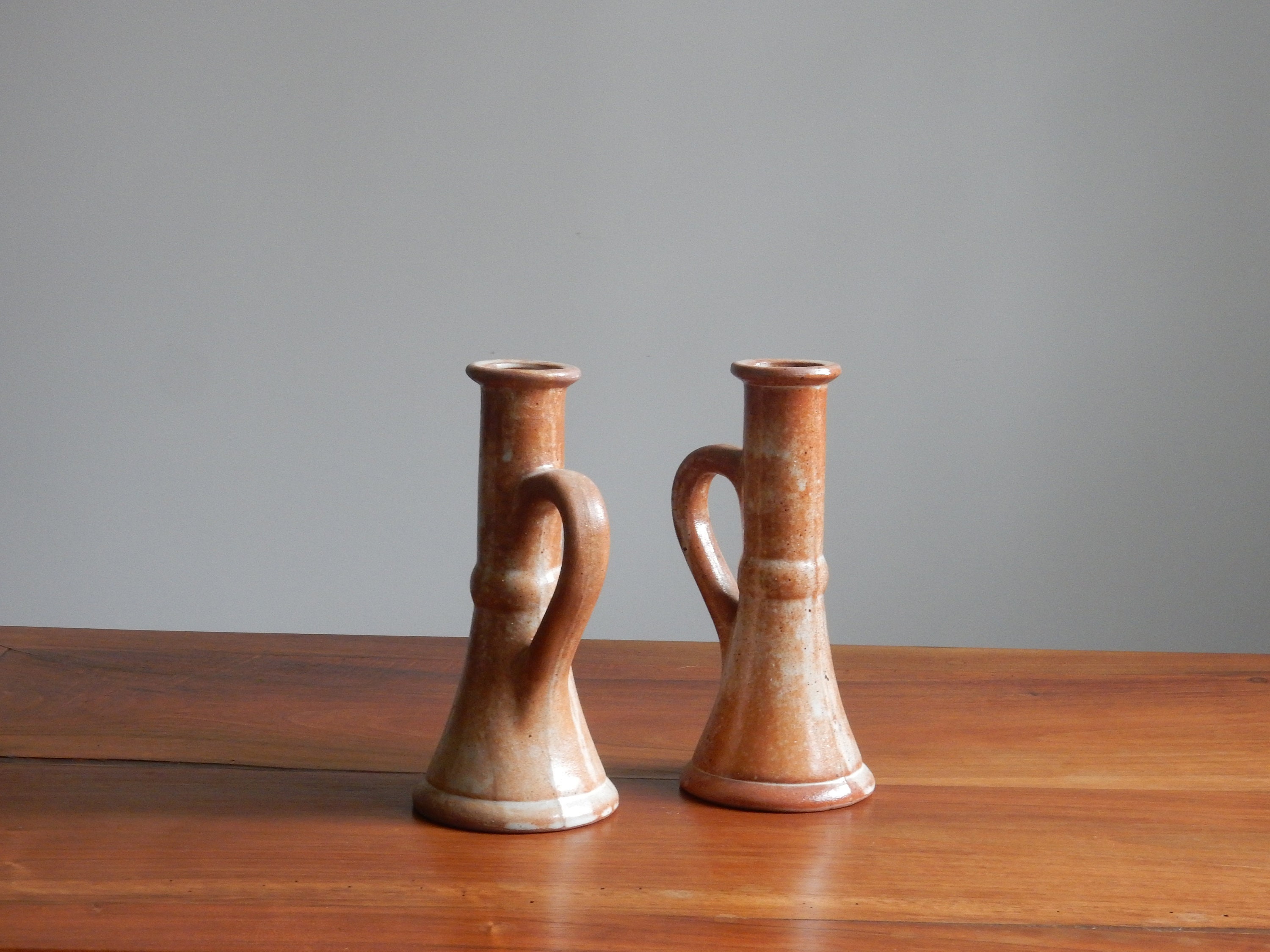 2 Bougeoirs à Poignée en Grès