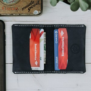 Cartera de cuero con monograma para hombre, tarjetero minimalista, regalo personalizado para él, con iniciales, color champán, azul marino y blanco