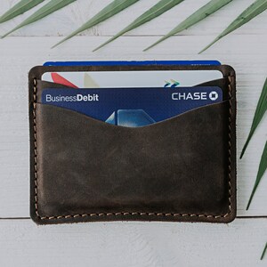 Tarjetero de piel personalizado Cartera de piel desgastada para hombre Tarjetero fino Cartera minimalista Monograma Regalo para él / Coles - Castaño