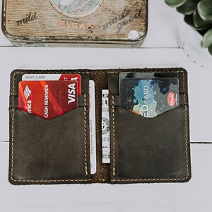 MONOGRAMME portefeuille en cuir pour homme porte-cartes en cuir minimaliste à deux volets cadeau garçons d'honneur personnalisé initiales monogramme | Woodford - Châtaignier