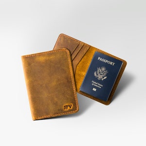 Cartera de viaje de cuero con monograma Funda de pasaporte personalizada Cuero desgastado Regalo de monograma personalizado para padrinos de boda Iniciales / Pike - Canela
