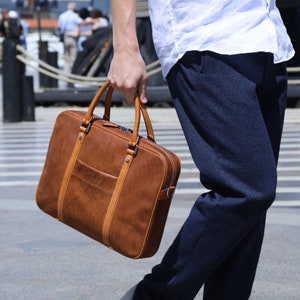 Porte-documents marron en cuir pleine fleur fait main/ Sac pour ordinateur portable en cuir pour homme/ Grand sac cartable/ Cadeau pour lui/ Cadeau pour un anniversaire/ Sac de travail pour homme