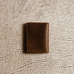 Cartera de cuero personalizada para pasaporte - Cartera de viaje para él o ella - Monograma de la marca Fire - Cartera de plena flor personalizada / Castaño PIKE