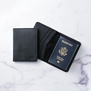 Cartera de viaje de cuero con monograma, cartera personalizada para pasaporte, funda de cuero desgastado, regalo de viaje personalizado / Negro carbón lucio