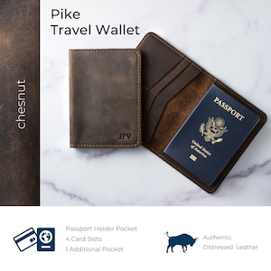 Cartera de viaje de cuero con monograma, funda de pasaporte personalizada, porta pasaporte de cuero desgastado, regalo personalizado para padrinos de boda / color castaño imagen 4
