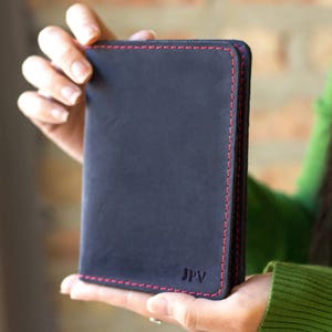 PERSONALISIERTE Leder Reisebrieftasche Distressed Leder Passport Cover Reisegeschenk Passport Inhaber Monogramm Geschenk für Ihn | Pike- Navy in Rot