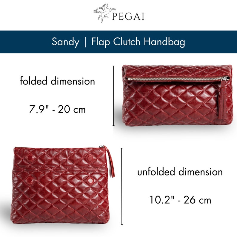 Op de afbeelding: Een rode quilted leren clutch met een klep sluiting en een kwast. De clutch is gevouwen en uitgevouwen getoond, met afmetingen in inches en centimeters.