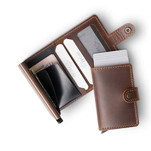 Cartera pequeña de cuero marrón para hombre, hecha a mano. Tarjetero minimalista de cuero coñac de acceso rápido. Regalo para aniversario o cumpleaños. Agustín.