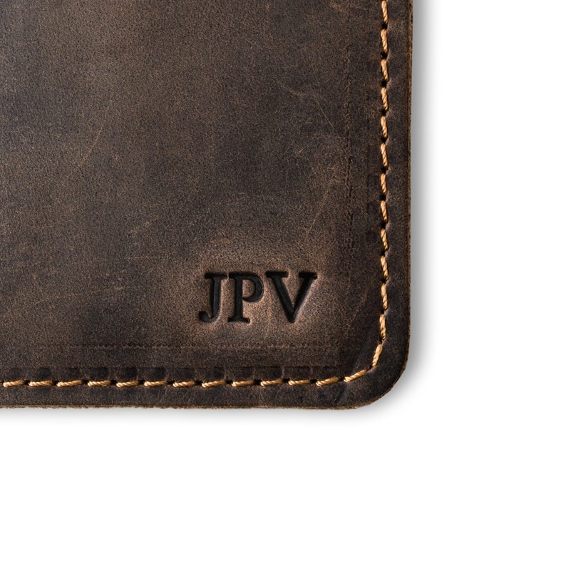 Cartera de viaje de cuero con monograma, funda de pasaporte personalizada, porta pasaporte de cuero desgastado, regalo personalizado para padrinos de boda / color castaño imagen 5