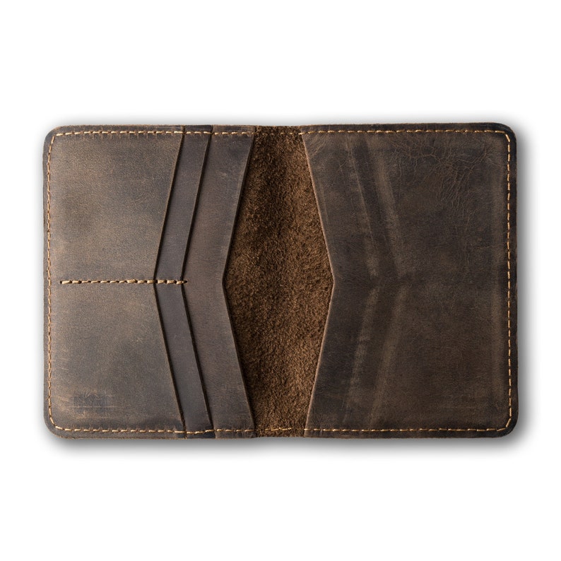 MONOGRAMME Portefeuille de voyage en cuir Etui pour passeport personnalisé Porte-passeport en cuir effet vieilli Cadeau personnalisé pour garçons d'honneur Brochet-Châtaigne image 7