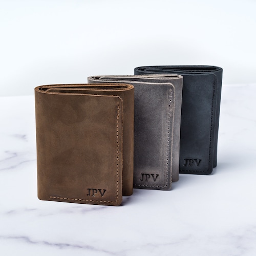Cartera de piel personalizada de tres pliegues, clásica, con tarjetero y monedero de piel para billetes. Regalo con monograma para él. Añade iniciales / Kane