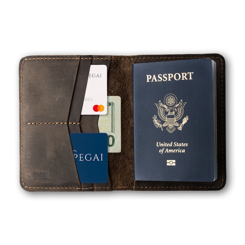Cartera de viaje de cuero con monograma, funda de pasaporte personalizada, porta pasaporte de cuero desgastado, regalo personalizado para padrinos de boda / color castaño imagen 2