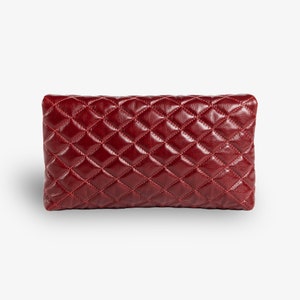 Op de afbeelding: Een bordeauxrode quilted leren clutch.