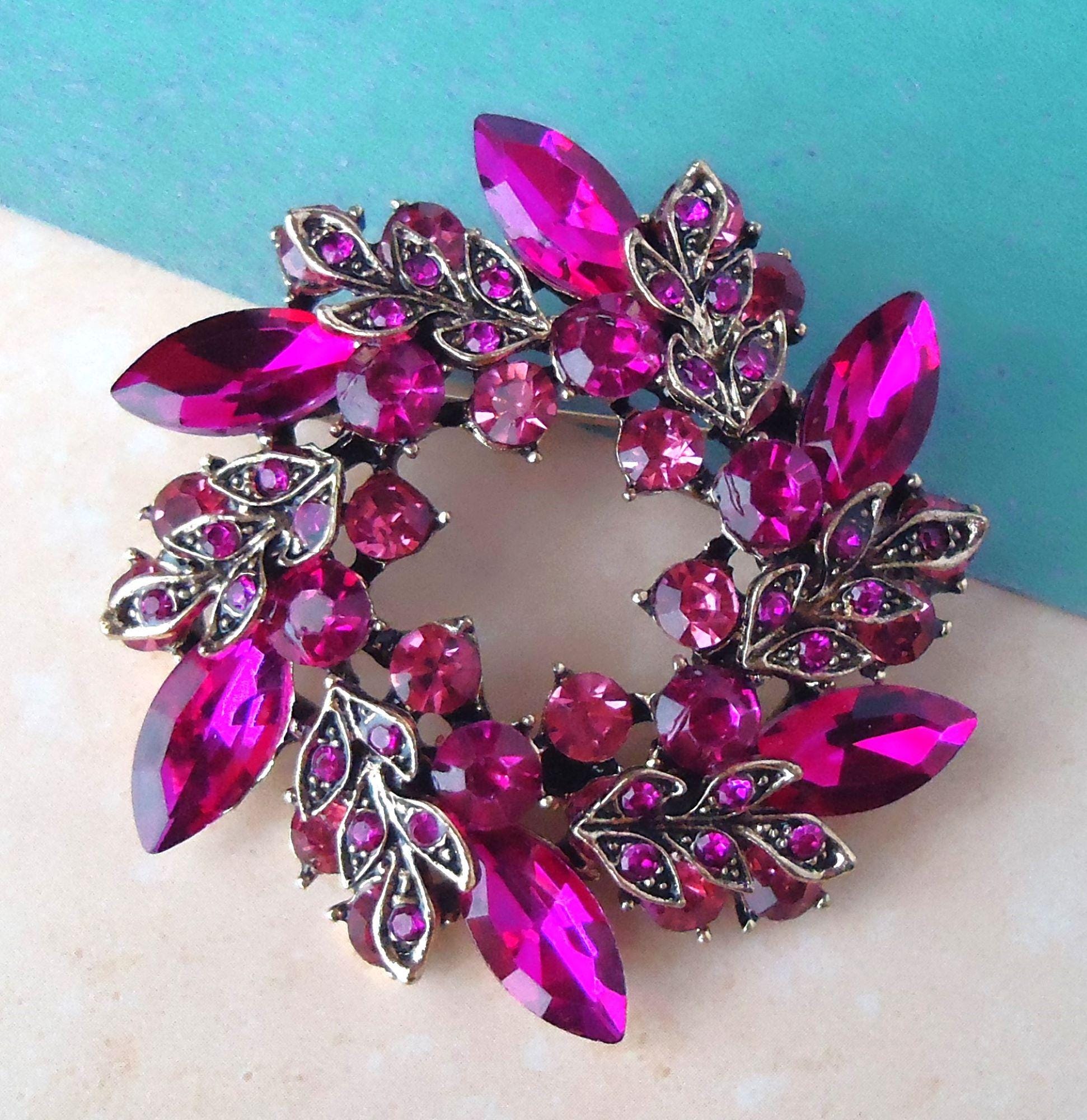 Broche en strass rose, aurore boréale rose et broche en strass rose