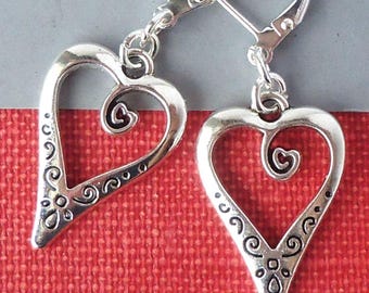 Orecchini pendenti a forma di cuore in argento: piccoli gioielli fatti a mano - Italia