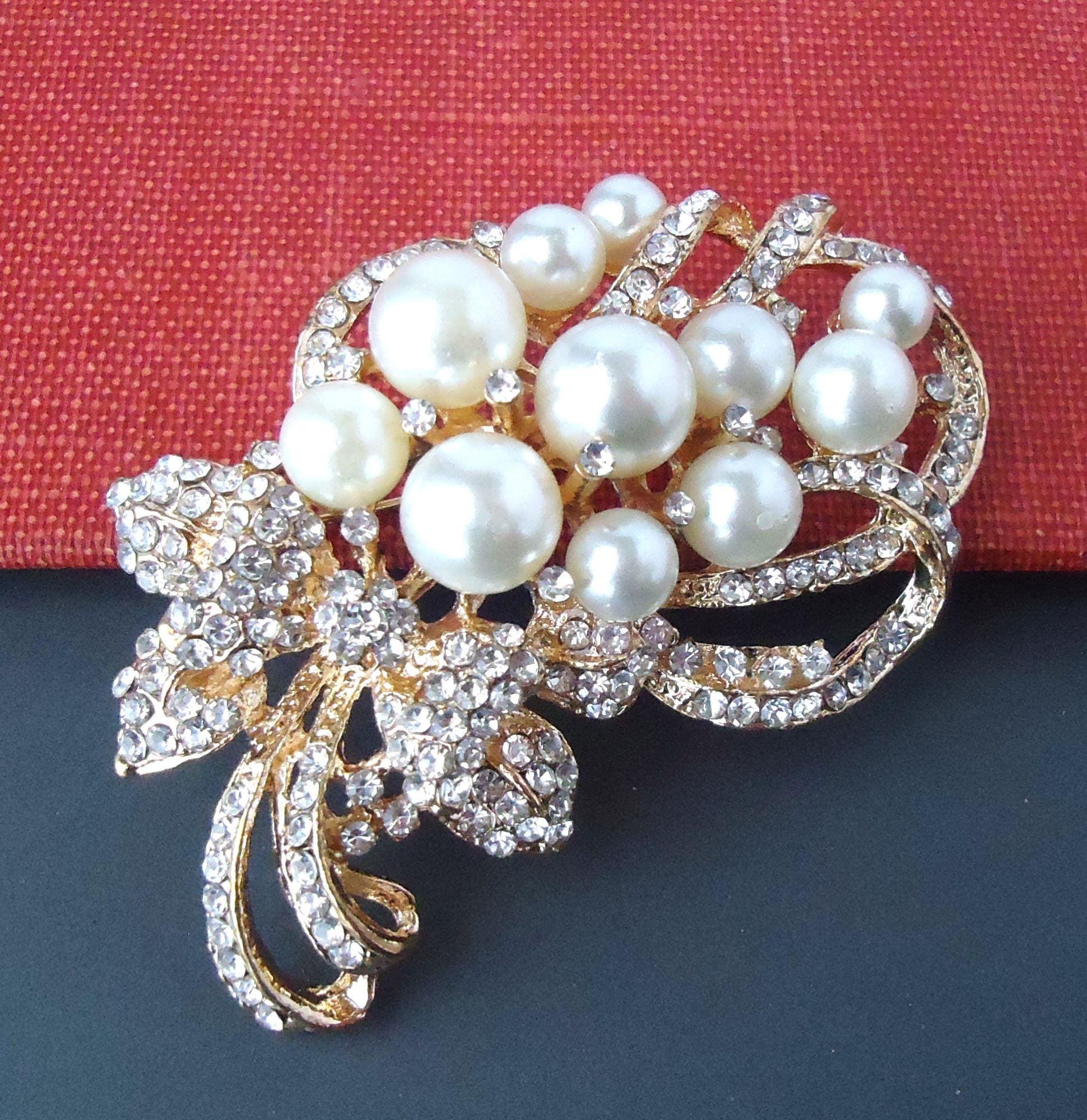 【りのるです】 パールクリスタルブローチ：ゴールドラインストーンフローラルピン