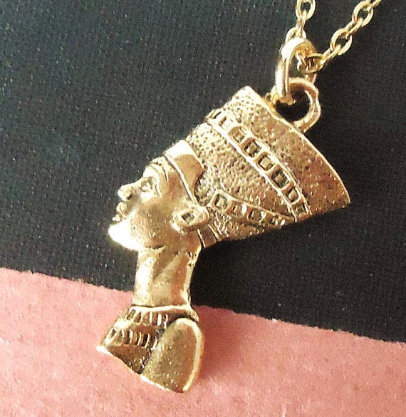 ネフェルティティペンダントネックレス：ゴールドエジプト女王