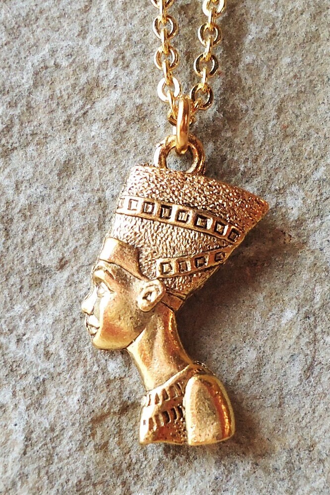 Collier Sautoir Argenté Avec Pendentif Reine Néfertiti - Métal Acier - Thème Égypte - Occasion