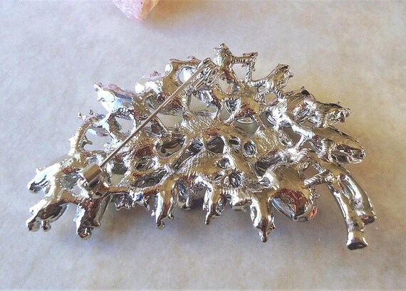 Broche Ancienne Florale Avec Cristaux – Finition Argenté, Bijou Vintage