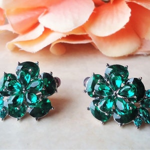 Orecchini a clip verde smeraldo Orecchini a grappolo da sposa in argento con gioielli in cristallo Orecchini da damigella d'onore con perno floreale vintage Piccolo piccolo regalo fatto a mano