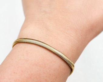 Vintage herringbone bracelet Small wrist bracelet Gold flat chain bracelet