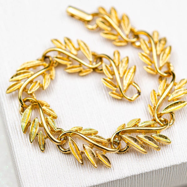 Vintage Napier fall leaves bracelet Gold chunky link bracelet Small wrist bracelet