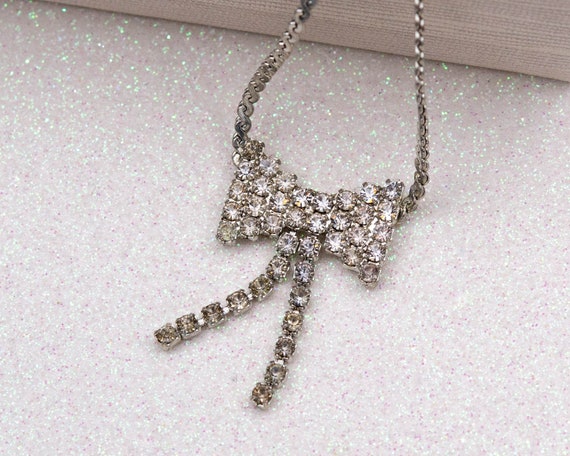 Vintage silver bow necklace Thin serpentine chain… - image 1
