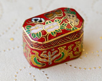 Vintage Sakura y caja de pastillas de mariposa Caja de pastillas pequeña de oro Pequeña caja de baratijas de esmalte cloisonne rojo Regalo de la abuela