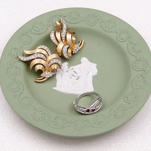 Vintage saliegroene keramische sieradenbakje Wedgwood Jasperware kleine snuisterijschotel gemaakt in Engeland