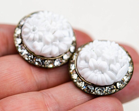 Vintage white carved celluloid earrings Non pierc… - image 2