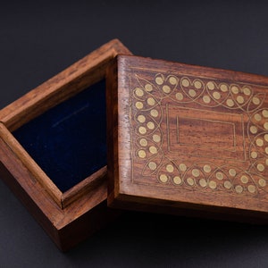 Vintage small treasure box Wooden trinket box with lid Brass inlay box Small keepsake box