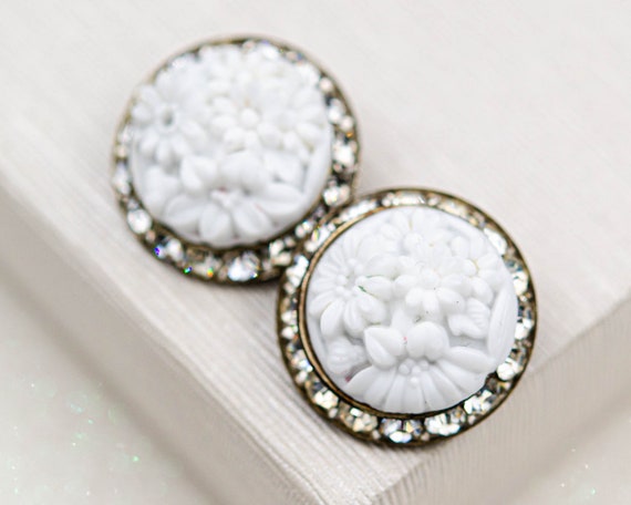 Vintage white carved celluloid earrings Non pierc… - image 1