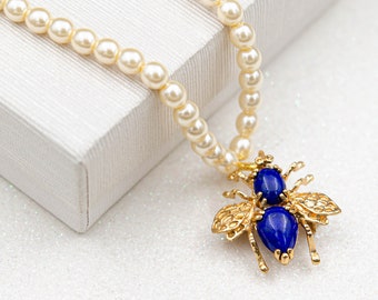 Collar Joan Rivers de oro vintage Collar de perlas de marfil Collar de abeja azul Collar colgante de lapislázuli Piedra de nacimiento de junio