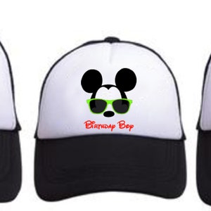 Puede incluir: Tres gorras de camionero blancas y negras con un dise&ntilde;o de Mickey Mouse. Las gorras tienen diferentes textos en la parte delantera: "Pap&aacute;", "Cumplea&ntilde;os Ni&ntilde;o" y "Mam&aacute;".