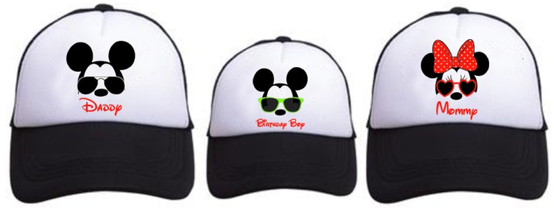Puede incluir: Tres gorras de camionero blancas y negras con un dise&ntilde;o de Mickey Mouse. Las gorras tienen diferentes textos en la parte delantera: "Pap&aacute;", "Cumplea&ntilde;os Ni&ntilde;o" y "Mam&aacute;".