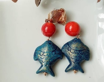 Pendientes de plata con coral y resina de pescado.