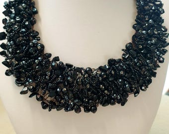 Koperen choker met zwarte stenen