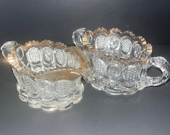 Juego de azucarero y lechera abiertos con medallón de caña y estrella de la compañía de vidrio vintage de EE. UU., circa 1905.