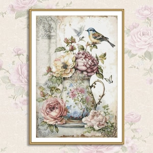 Könnte beinhalten: Gerahmter Blumendruck mit einer Vintage-Kanne, gefüllt mit Rosen und Pfingstrosen in Rosa-, Gelb- und Burgundertönen. Ein kleiner Vogel sitzt auf den Blumen, mit Schmetterlingen und dem Wort "Decor", die den Charme des Kunstwerks unterstreichen.