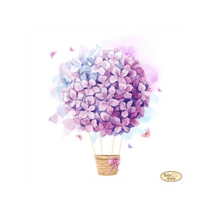 Puede incluir: Una pintura de acuarela de un globo aerostático hecho de flores de hortensia moradas y azules. El globo está atado a una cesta de mimbre con un lazo rosa. Hay pequeñas mariposas rosas volando alrededor del globo.