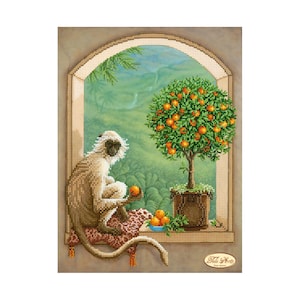 Puede incluir: Un mono beige sentado en un cojín estampado en una ventana con un naranjo en maceta. El mono sostiene una naranja en su mano. La ventana es arqueada y tiene una vista de un paisaje verde.