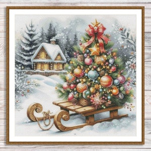 Puede incluir: Un árbol de Navidad decorado con adornos coloridos y un lazo rojo se encuentra en un trineo de madera en una escena invernal nevada. Una pequeña casa con un techo cubierto de nieve es visible en el fondo.
