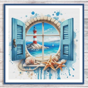 Peut inclure: Une peinture à l'aquarelle d'une fenêtre avec des volets bleus ouverts révélant une vue d'un phare sur une côte rocheuse. La fenêtre est ronde et a un cadre blanc. Le phare est rouge et blanc à rayures. La mer est bleue et le ciel est bleu clair. Il y a des coquillages et des étoiles de mer sur le rebord de la fenêtre.