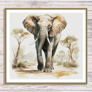 Puede incluir: Pintura a la acuarela de un elefante africano caminando hacia el espectador. El elefante es gris con orejas grandes y largos colmillos. El fondo presenta árboles y un paisaje marrón claro, enmarcado en oro.