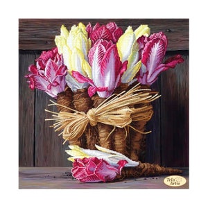 Può includere: Un mazzo di radicchio rosa e bianco legato con paglia e posto su uno sfondo di legno. Il testo "Tela Artis" è visibile nell'angolo in basso a destra dell'immagine.