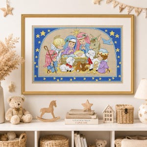 Puede incluir: Una obra de punto de cruz enmarcada que representa una escena de natividad con un infante central en un pesebre, rodeado de figuras que incluyen un ángel, un burro, un cordero y otros personajes, sobre un fondo azul con estrellas amarillas.
