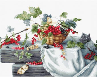 Może przedstawiać: Martwa natura przedstawiająca wiklinowy kosz przepełniony czerwonymi i białymi porzeczkami, czarnymi porzeczkami i białymi kwiatami. Kosz stoi na białym obrusie, a w tle znajduje się szara drewniana powierzchnia.