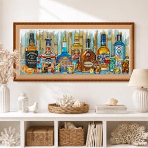 Puede incluir: Una impresión horizontal enmarcada que muestra una colección de varias botellas de licor, incluyendo Jack Daniel's, Olmeca y Hennessy, junto a varios vasos de cóctel llenos, sobre un fondo de tablones de madera azul claro.
