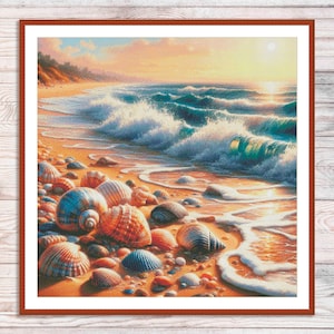 Op de afbeelding: Een verzameling schelpen op een zandstrand met golven die op de achtergrond breken. De schelpen zijn in verschillende kleuren en maten, waaronder wit, bruin en roze. De zee is helderblauw met wit schuim.