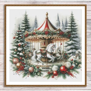 Puede incluir: Un bordado de punto de cruz enmarcado de una escena invernal con un carrusel. El carrusel tiene caballos blancos, un dosel a rayas rojas y blancas y decoraciones festivas. El fondo incluye árboles de hoja perenne cubiertos de nieve y un castillo.